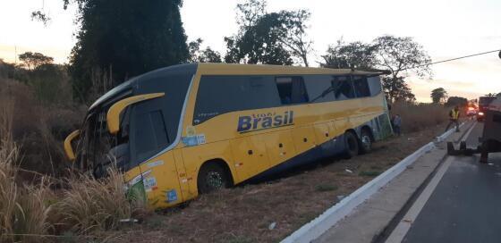 Ônibus tomba em rodovia de MT com 46 passageiros; casal e bebê morrem